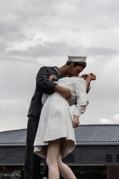 08/13/2019 Portsmouth, Hampshire, UK A statue of a sailor kissing a girl located in Portsmouth dockyard, replicating the famous photo taken in time square at the end of world war two