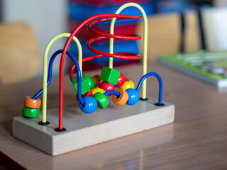 Drewniana zabawka w przedszkolu, koraliki kolorowe do ćwiczenia dłoni i dotyku 