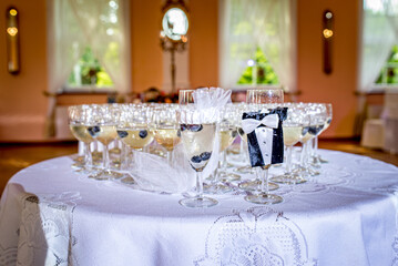 kieliszki z szampanem na stole weselnym  - obrazy, fototapety, plakaty