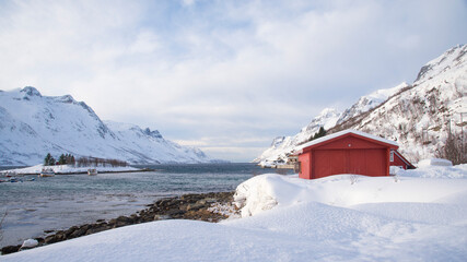 Pisajes nevados del norte de Noruega, Nordland, en febrero