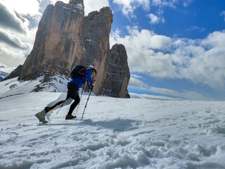 Escursionista speed Hiker che cammina in movimento sulle dolomiti alle Tre Cime di Lavaredo...