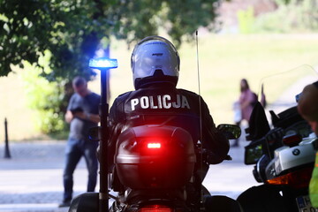 Fototapeta Policjant jedzie na motocyklu.  obraz