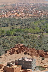Obraz premium Paisaje y poblaciones en el Valle del Dades al sur de Marruecos