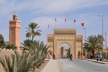 Mezquita y puerta de entrada al pueblo de Rissani en el sur de Marruecos