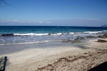 Der Strand von Can Picaford mit kristallklarem Wasser auf der Ballearen Insel Mallorca.  Mallorca, Spanien, Europa.
Can Picafort beach with crystal clear water on the Ballearen island of Mallorca. 