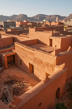 Azoteas al atardecer en el pueblo de Nkob en el sur de Marruecos