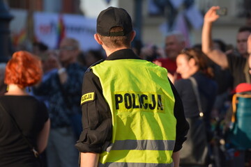 Policjant w odblaskowej kamizelce.  © FotoDax