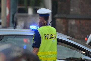 Policjantka kieruje ruchem drogowym. - obrazy, fototapety, plakaty