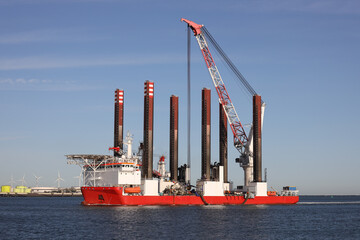 Rotes Windkrafterrichterschiff erreicht den Hafen