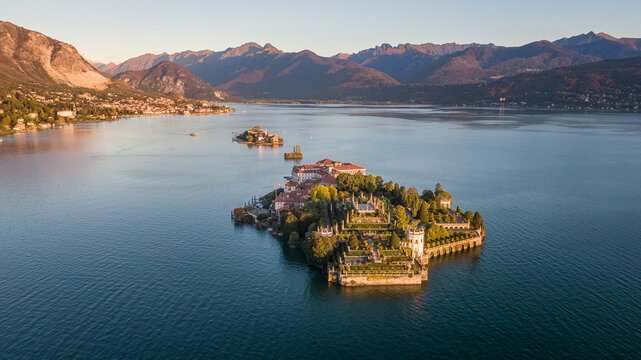 Vista aerea delle Isole Borromee sul lago Maggiore all'alba