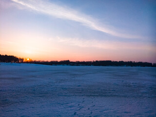 Obraz premium Beautiful sunset on the lake on a frosty day.