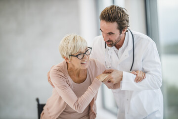 Obraz premium He's Always There With A Helping Hand