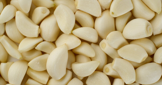 peeled garlic close up top view