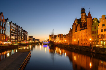 Fototapeta na wymiar Motlawa River and beautiful old architecture of Gdansk at night. Poland