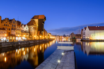 Obraz premium Motlawa River and beautiful historic architecture of Gdansk at night. Poland