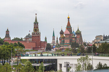 Obraz premium Panoramic view of the Kremlin towers and St. Basil's Cathedral