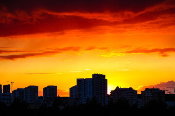 Naklejka premium Beautiful stormy sunset over the city in dramatic colors.