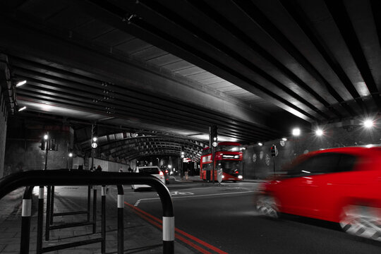 tunnel londonien en noir et blanc avec rouge