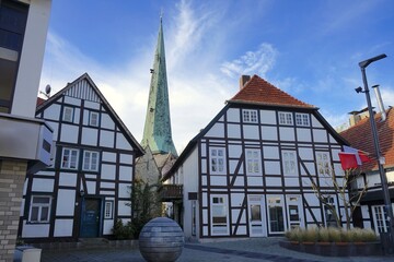 Altstadt der Stadt Delbrück mit Blick auf Fachwerkhäuser und Kirchturm als Wahrzeichen der Stadt...