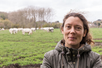 jeune femme à la campagne