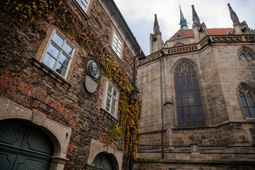 Obraz premium Regional Museum with ivy-covered wall, Dvorak´s Museum of Prehistory or formerly parish school near Gothic Cathedral, Medieval stone St. Bartholomew´s Church, Kolin, Czech republic
