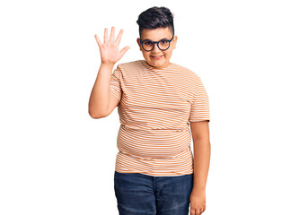 Naklejka premium Little boy kid wearing casual clothes and glasses showing and pointing up with fingers number five while smiling confident and happy.