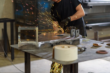 trabajador mecánico metal en taller con herramientas profesionales de corte y soldadura