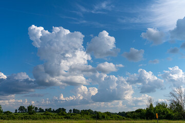 Obraz premium Beautiful Cumulus clouds on a blue skies background.