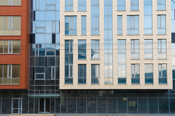 Obraz premium The office building is white and red with a bunch of double glazed Windows