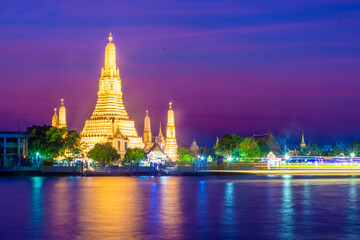 Naklejka premium BANGKOK, THAILAND, 8 JANUARY 2020: Wat arun Temple by night