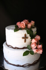 Pastel blanco con rosas y una cruz