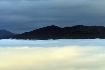 Fototapeta premium 霧の都「亀岡霧のテラス」からの雲海絶景