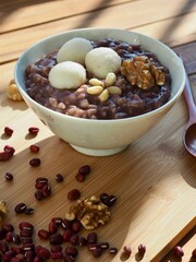 한국의 음식 팥죽과 호두
