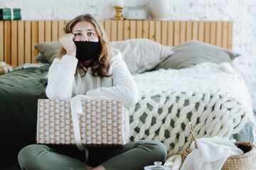 Obraz premium Blonde teenager girl with gift box.
