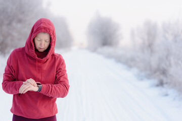 Obraz premium Smart Watch for sports. Winter training.