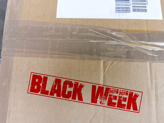 Ein Paket und Hinweis auf Black Week