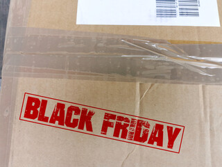 Ein Paket und Stempel Black Friday