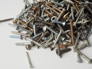 There are many metal self-tapping screws made of steel, self-tapping screw for metal, self-tapping screw for iron, chrome-plated self-tapping screw, scattered screws as background