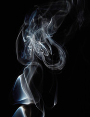 Obraz premium White natural steam smoke effect on solid black background with abstract blur motion wave swirl use for overlay in pollution, vapor cigarette, gas, dry ice, warm hot food, boil water smoke concepts