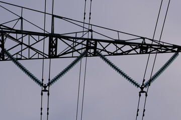 Aufhängung der Hochspannungsleitungen am Gittermast