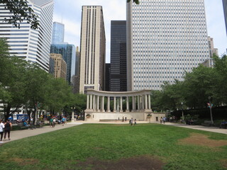 Fototapeta na wymiar View of downtown Chicago from Millennium park