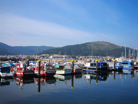 Imagen del bonito y pintoresco puerto pesquero de Muros, villa marinera de Galicia en España. El puerto se llena de un colorido especial cuando están atracados los barcos pesqueros. 