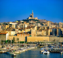 Yachthafen und Die Kirche Notre Dame de la Garde, Marseille, Frankreich