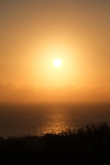 Alba sul mare con nuvole e riflesso marino