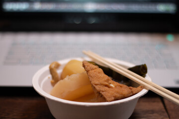 リモートワークの合間に昨晩の残り物のおでんを食べます。ウィズコロナ/ニューノーマル/ソーシャルディスタンス/変わる働き方、在宅勤務、新しい生活様式