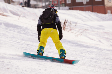 Naklejka premium Athlete is snowboarding on the snowy slopes.