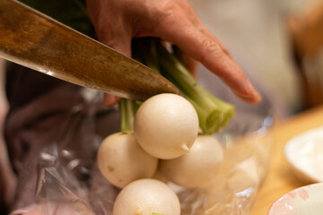 かぶの葉っぱを包丁で切ります。家事/食事の支度。主婦の日常の一コマ