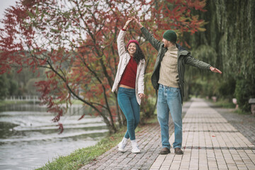 Obraz premium Man and woman enjoying their date near the river