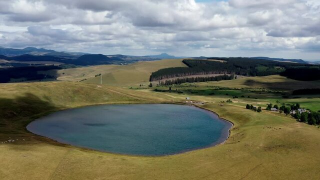 volcan et lac volcanique d'Auvergne