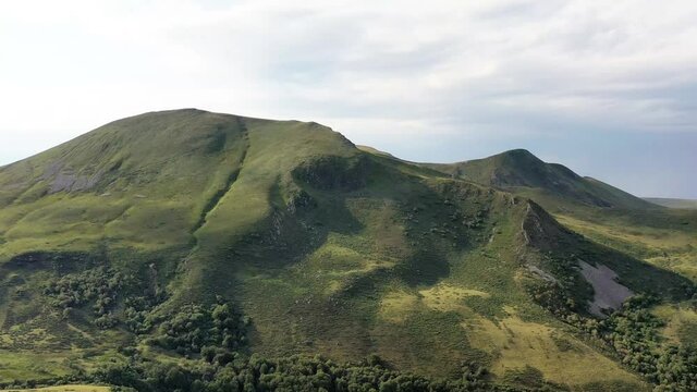 volcan et lac volcanique d'Auvergne